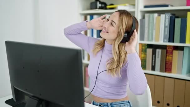 Muda Cantik Hispanik Siswa Wanita Mendengarkan Musik Menari Perpustakaan Universitas — Stok Video