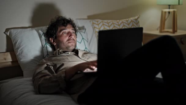 Jovem Hispânico Usando Laptop Deitado Cama Trabalhando Quarto — Vídeo de Stock