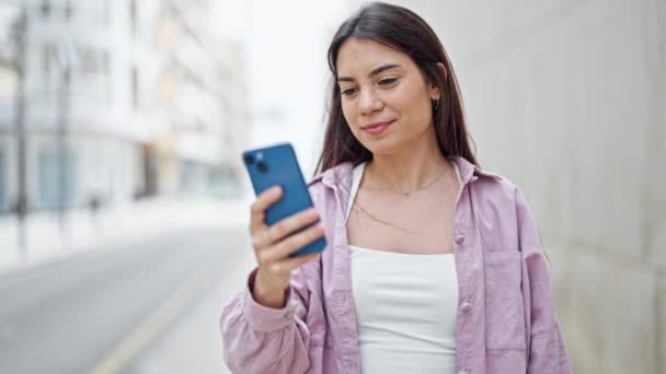 Jovem Bela Mulher Hispânica Sorrindo Confiante Usando Smartphone Celebrando Rua — Vídeo de Stock
