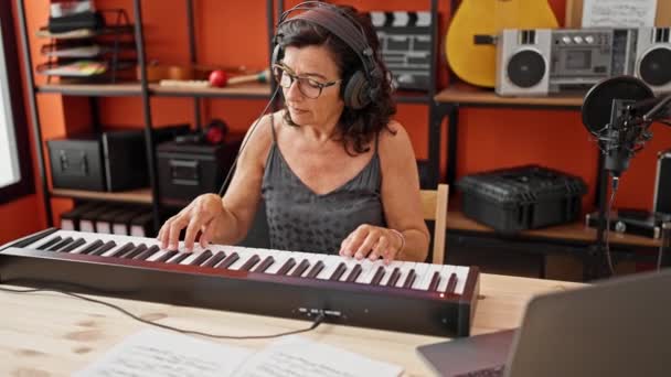 Hispanische Musikerin Mittleren Alters Spielt Klavier Und Hat Online Unterricht — Stockvideo