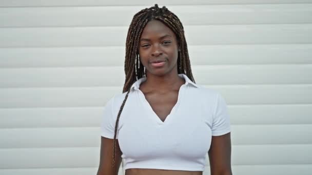 Mujer Afroamericana Sonriendo Confiado Haciendo Pulgares Hacia Arriba Gesto Sobre — Vídeo de stock