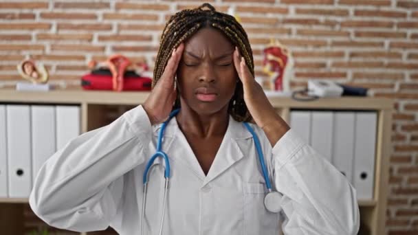 Africano Americano Mulher Médico Sofrendo Dor Cabeça Estressado Clínica — Vídeo de Stock