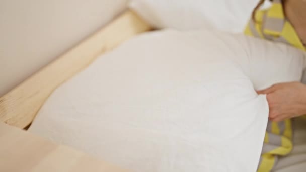 Mujer Rubia Joven Acostada Cama Durmiendo Dormitorio — Vídeos de Stock