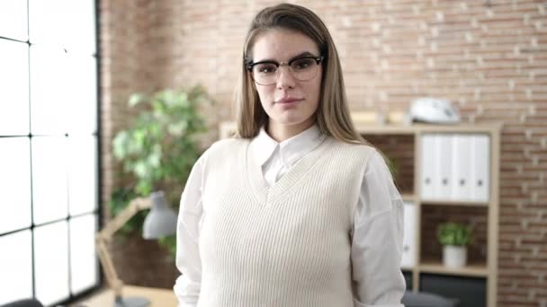Jovem Bela Mulher Hispânica Empresária Sorrindo Confiante Com Braços Cruzados — Vídeo de Stock