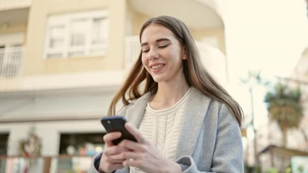 Mujer Hispana Joven Usando Smartphone Sonriendo Terraza Cafetería — Vídeos de Stock