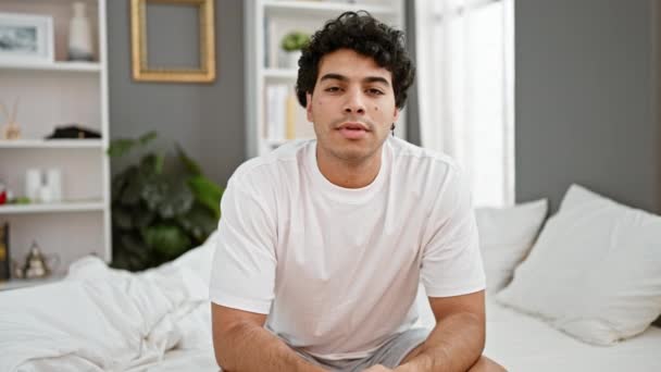 Giovane Uomo Latino Stanco Allungamento Braccia Sbadigliare Camera Letto — Video Stock