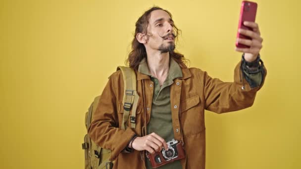 Νεαρός Ισπανόφωνος Τουρίστας Κάνει Selfie Από Smartphone Απομονωμένο Κίτρινο Φόντο — Αρχείο Βίντεο
