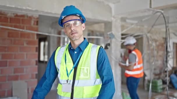 Két Férfi Akik Keresztbe Tett Kézzel Állnak Építkezésen — Stock videók