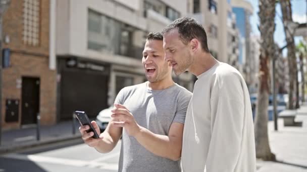 Zwei Männer Lächeln Selbstbewusst Bei Videoanruf Auf Der Straße — Stockvideo