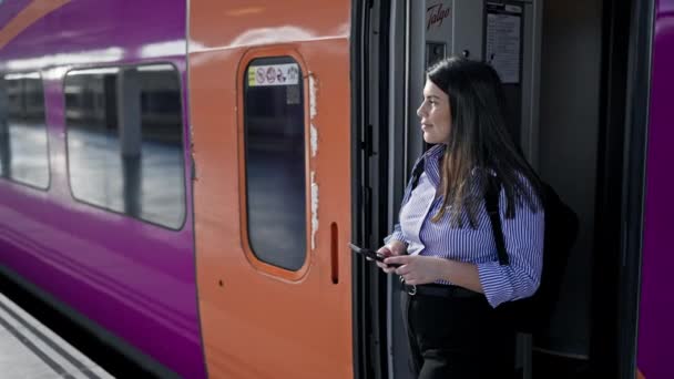 Genç Güzel Spanyol Kadın Tren Istasyonunda Fotoğraf Çekiyor — Stok video