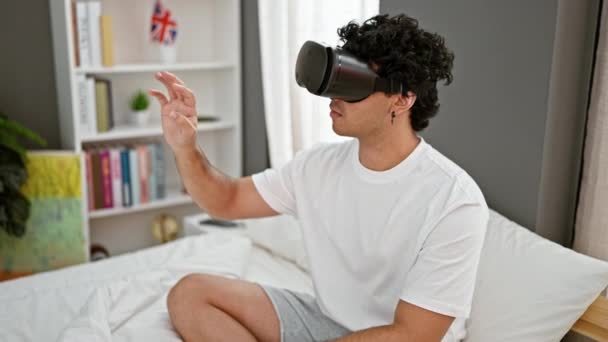 Giovane Uomo Latino Giocare Videogioco Utilizzando Occhiali Realtà Virtuale Camera — Video Stock