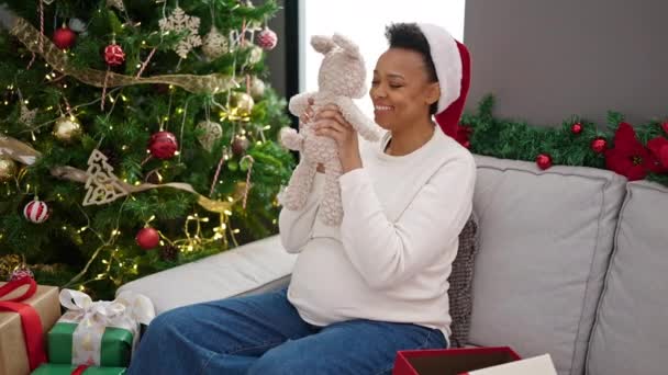 Mujer Embarazada Joven Celebrando Navidad Sosteniendo Oso Peluche Casa — Vídeos de Stock