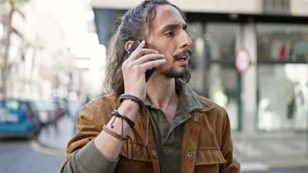 Joven Hispano Hablando Smartphone Con Expresión Seria Calle — Vídeos de Stock
