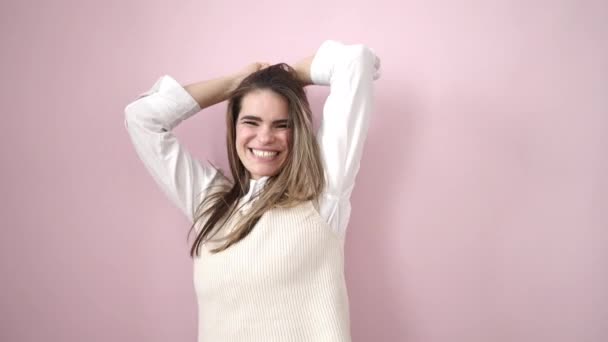 Νεαρή Όμορφη Ισπανόφωνη Γυναίκα Χαμογελά Και Χορεύει Πάνω Απομονωμένο Ροζ — Αρχείο Βίντεο