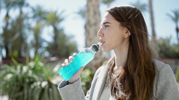 Jovem Hispânica Com Expressão Séria Bebendo Bebida Energética Parque — Vídeo de Stock