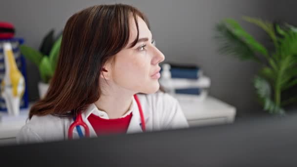 年轻的恐慌女医生在诊所用电脑工作 — 图库视频影像