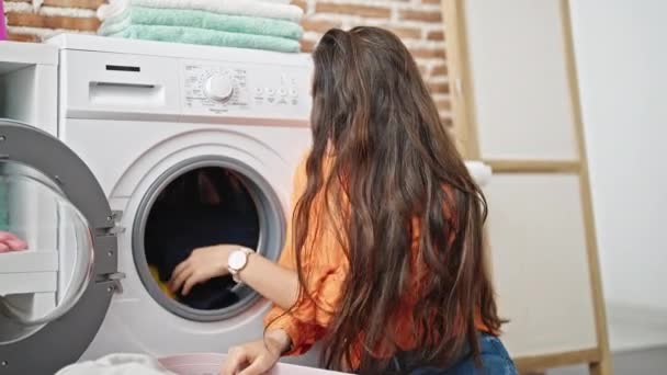 Joven Hermosa Mujer Hispana Sonriendo Confiada Lavando Ropa Lavandería — Vídeos de Stock