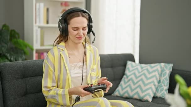 Fiatal Szőke Játszik Videojáték Dobott Fejhallgató Otthon — Stock videók