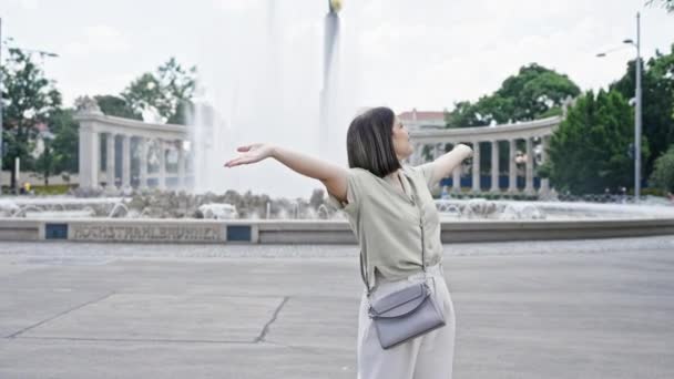 Young Beautiful Hispanic Woman Open Arms Vienna Fountain — Stock Video