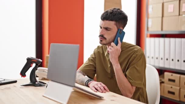 若いヒスパニックの男Eコマースビジネスワーカーは スマートフォンで話して オフィスで頭なし — ストック動画