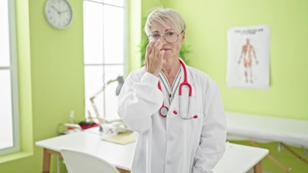 Středního Věku Blondýny Žena Lékař Stojící Vážným Výrazem Nosí Brýle — Stock video