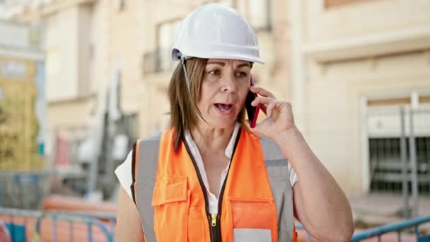 Meia Idade Hispânico Mulher Construtor Falando Smartphone Local Construção — Vídeo de Stock