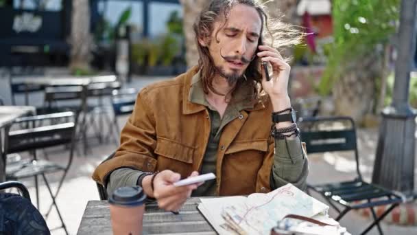 Joven Turista Hispano Hablando Smartphone Con Tarjeta Crédito Sentada Mesa — Vídeos de Stock