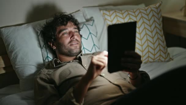 Joven Hispano Usando Touchpad Acostado Cama Sonriendo Dormitorio — Vídeos de Stock