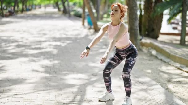 Spor Kıyafeti Giyen Genç Kızıl Saçlı Kadın Parkta Egzersiz Yapıyor — Stok video