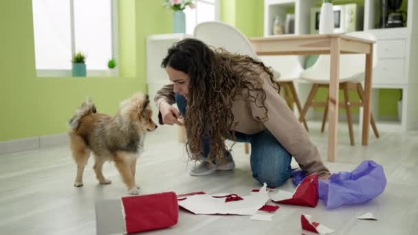 Νεαρή Ισπανίδα Σκύλο Θυμωμένο Επειδή Έσπασε Χάρτινη Σακούλα Στην Τραπεζαρία — Αρχείο Βίντεο