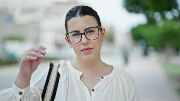 Jovem Bela Mulher Hispânica Sorrindo Confiante Segurando Óculos Rua — Vídeo de Stock