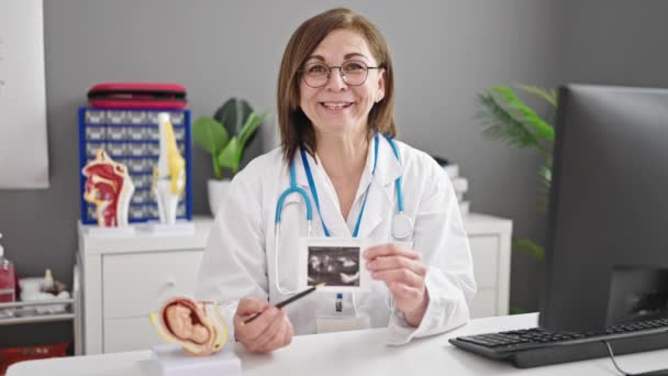 Klinikte Ultrason Gösteren Orta Yaşlı Spanyol Kadın Doktor — Stok video