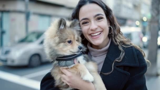 Молодая Латиноамериканка Собакой Уверенно Улыбающаяся Стоя Улице — стоковое видео