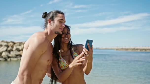 Birlikte Duran Erkek Kadın Turist Çifti Sahilde Akıllı Telefonlardan Selfie — Stok video