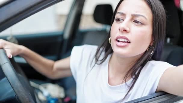 Jovem Bela Mulher Hispânica Dirigindo Carro Discutindo Rua — Vídeo de Stock
