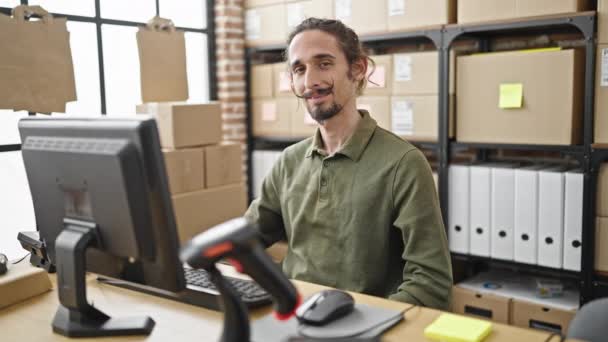 Młody Latynoski Człowiek Commerce Pracownik Pomocą Komputera Uśmiechnięty Biurze — Wideo stockowe