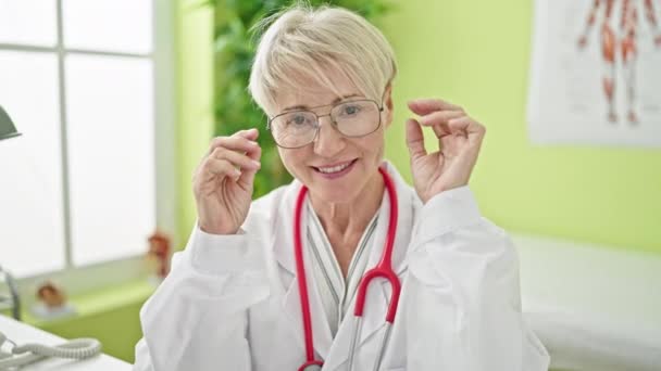 Dokter Wanita Pirang Usia Pertengahan Tersenyum Percaya Diri Mengambil Gelas — Stok Video