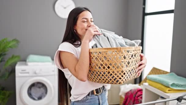年轻美丽的惊慌失措的女人拿着洗衣篮 在洗衣房里闻到干净衣服的味道 — 图库视频影像