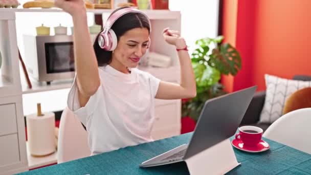 Fiatal Gyönyörű Spanyol Magabiztosan Mosolyog Zenét Hallgat Táncol Ebédlőben — Stock videók