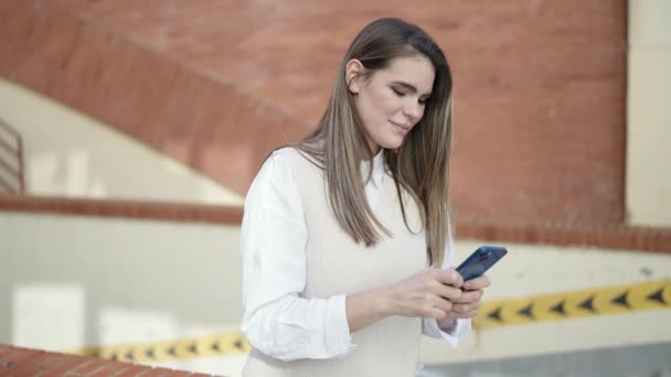 Jonge Mooie Spaanse Vrouw Met Behulp Van Smartphone Glimlachen Straat — Stockvideo