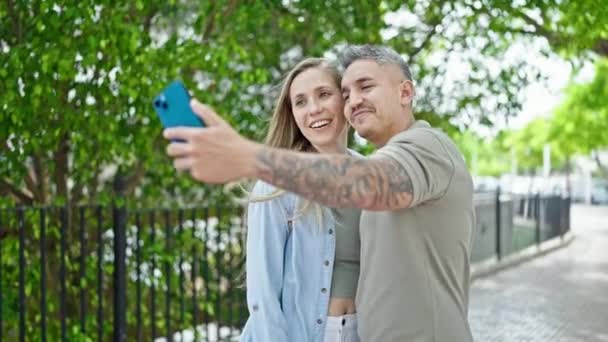 Man Och Kvinna Par Ler Säker Göra Selfie Med Smartphone — Stockvideo
