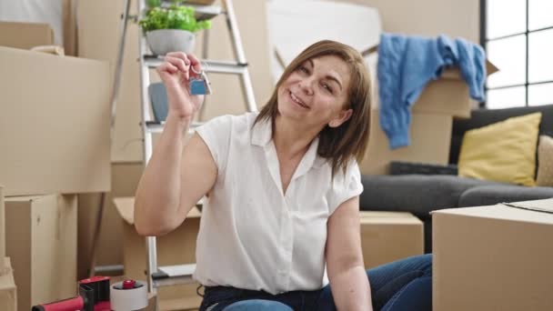 Mulher Hispânica Meia Idade Sorrindo Confiante Segurando Novas Chaves Casa — Vídeo de Stock