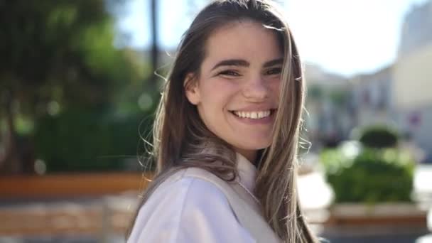 Sokakta Kendine Güvenen Güzel Spanyol Kadın — Stok video