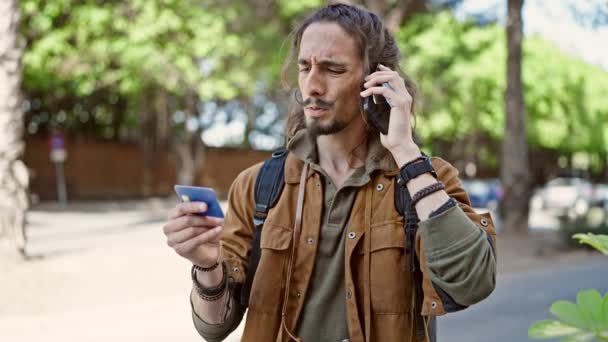 Νεαρός Ισπανόφωνος Τουρίστας Μιλάει Smartphone Κρατώντας Πιστωτική Κάρτα Στο Πάρκο — Αρχείο Βίντεο