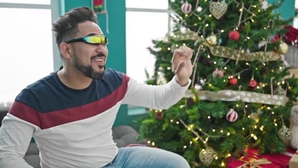 Молодой Латинос Празднует Рождество Играя Дома Очки Виртуальной Реальности — стоковое видео