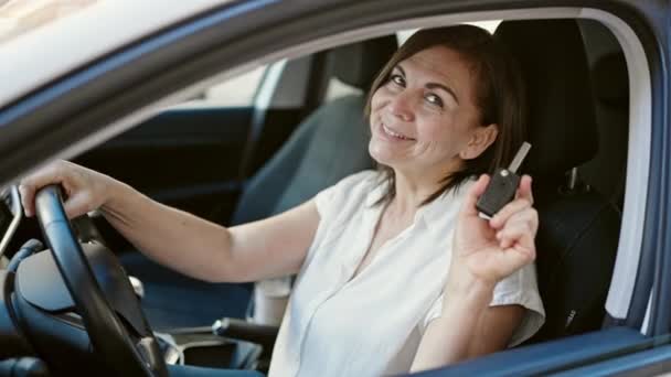 Mulher Hispânica Meia Idade Sorrindo Confiante Segurando Chave Carro Novo — Vídeo de Stock