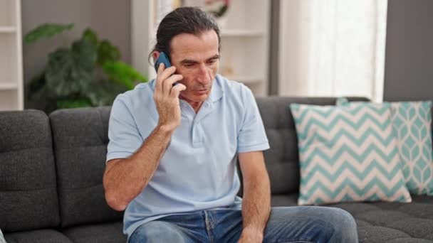 Homem Meia Idade Falando Smartphone Discutindo Casa — Vídeo de Stock