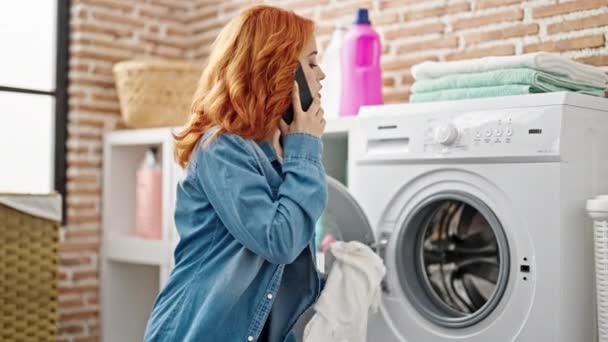 Ung Rödhårig Kvinna Pratar Smartphone Tvätta Kläder Tvättstuga — Stockvideo