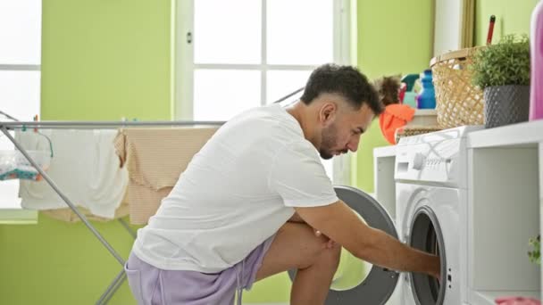 年轻的阿拉伯男子在洗衣房洗衣服 — 图库视频影像