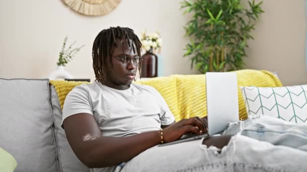 Afroamerikaner Beendet Laptop Vor Dem Fernseher Hause — Stockvideo